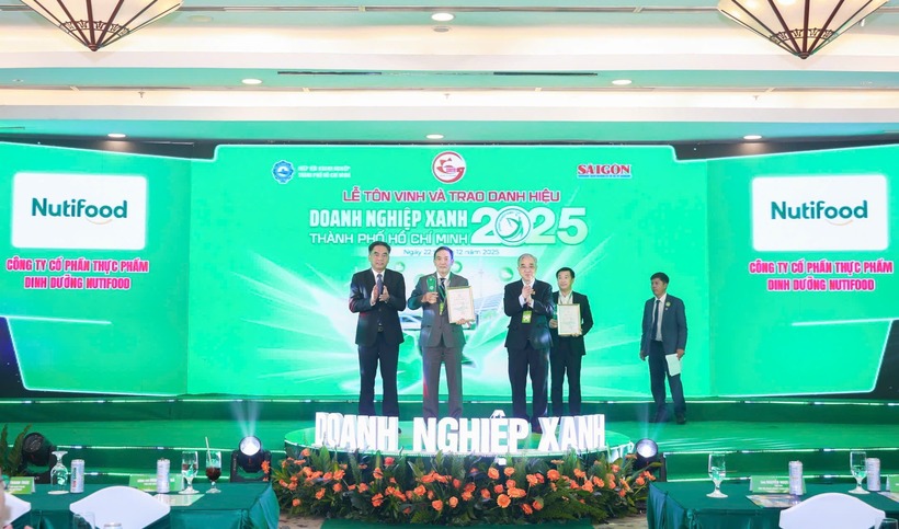 Đại diện Nutifood nhận danh hiệu Doanh nghiệp Xanh TP HCM 2025.