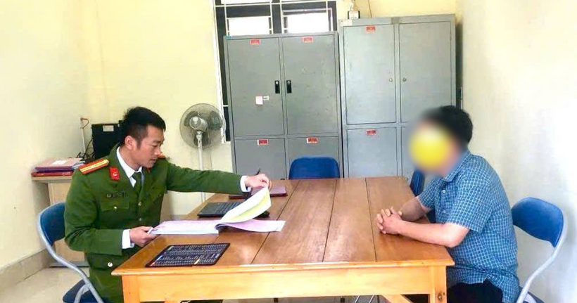 Làm việc với người vi phạm tại trụ sở Công an xã Xuân Quang. (Ảnh: Công an tỉnh Lào Cai)