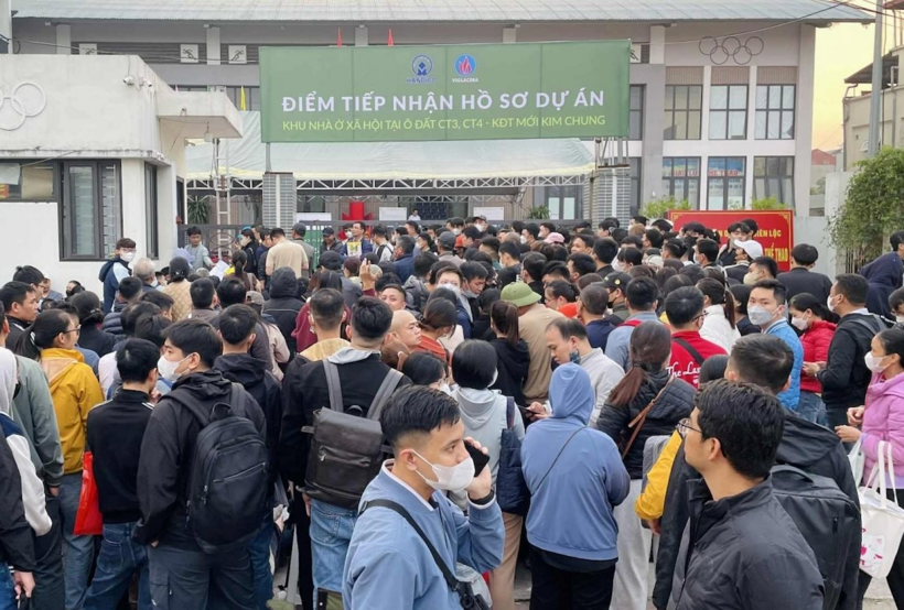 Người dân xếp hàng để chờ lấy số nộp hồ sơ mua, thuê mua nhà ở xã hội (NOXH) CT3 Kim Chung (xã Thiên Lộc, Hà Nội)