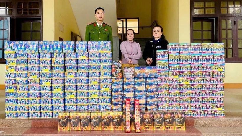 Hai người phụ nữ cùng số pháo nổ bị thu giữ. Ảnh: Pháp luật TP.HCM