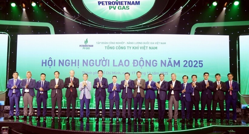 Tập thể lãnh đạo Petrovietnam chúc mừng PV GAS hoàn thành xuất sắc nhiệm vụ sản xuất kinh doanh năm 2025