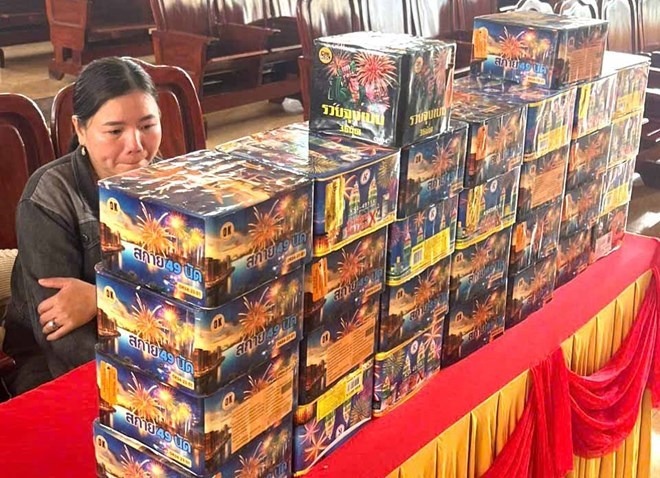 Đối tượng Nguyễn Thị Thúy Liễu cùng tàng vật pháo hoa nổ bị bắt giữ. (Ảnh: Công an Hà Tĩnh)