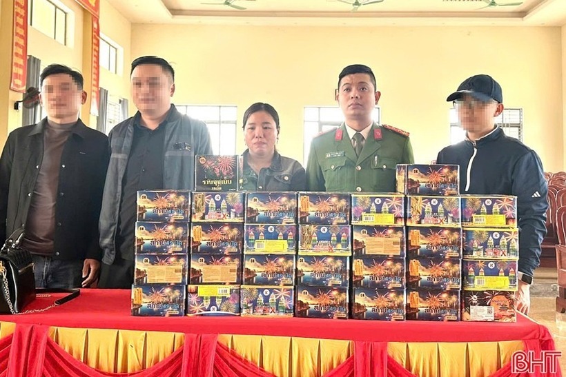 Đối tượng Nguyễn Thị Thúy Liễu (thứ 3 từ phải sang) và tang vật khi bị bắt giữ. (Ảnh: Báo Hà Tĩnh)