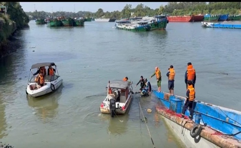 Lực lượng chức năng tìm thấy thi thể nạn nhân trong vụ chìm tàu chở đá tại bến thủy nội địa, phường Trảng Dài. (Ảnh: Công an tỉnh Đồng Nai)