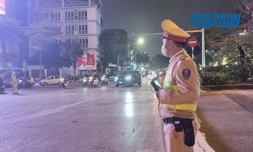 Lực lượng CSGT Hà Nội triển khai phương án bảo đảm TTATGT đêm Noel.