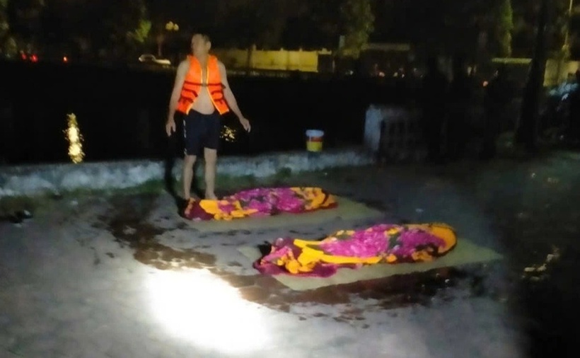 Hai học sinh đuối nước được lực lượng chức năng vớt lên bờ tại hồ công viên xã Tân Kỳ (Ảnh: Dân trí)