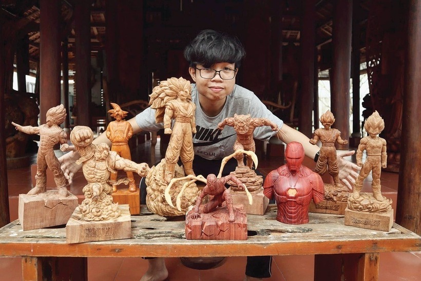 Trần Duy đam mê với nghề điêu khắc và tạo ra những tác phẩm gỗ ấn tượng. Ảnh: Dân trí