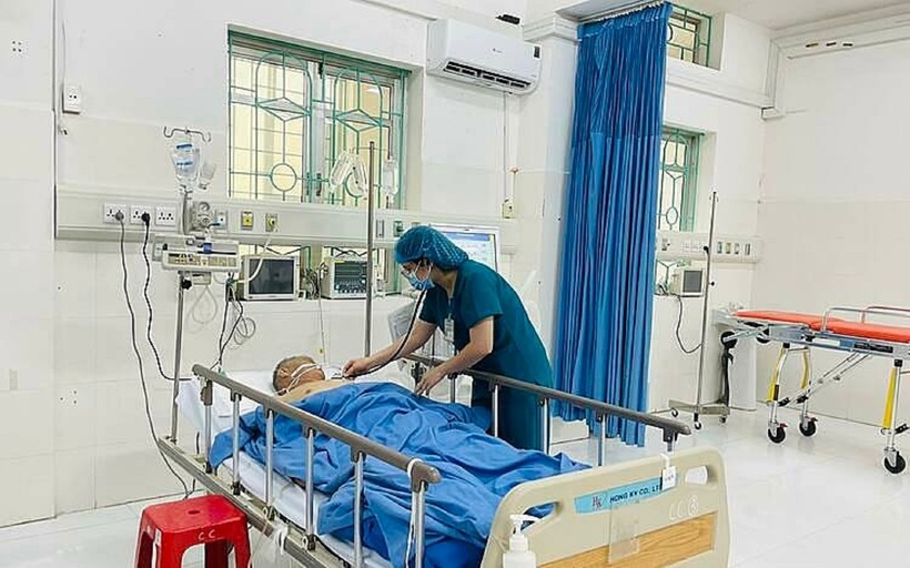 Bác sĩ thăm khám điều trị cho bệnh nhân. Ảnh: Vnexpress.