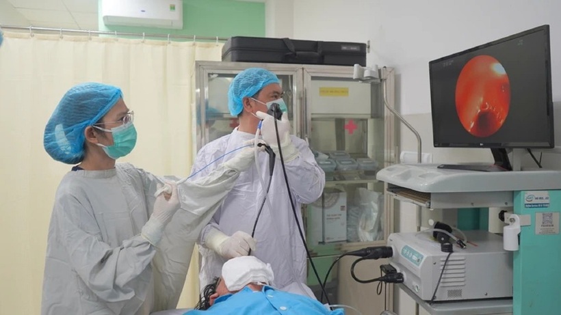 Các bác sĩ nội soi lấy 2 chiếc răng giả ở trong phổi bệnh nhân. Ảnh: PLO.
