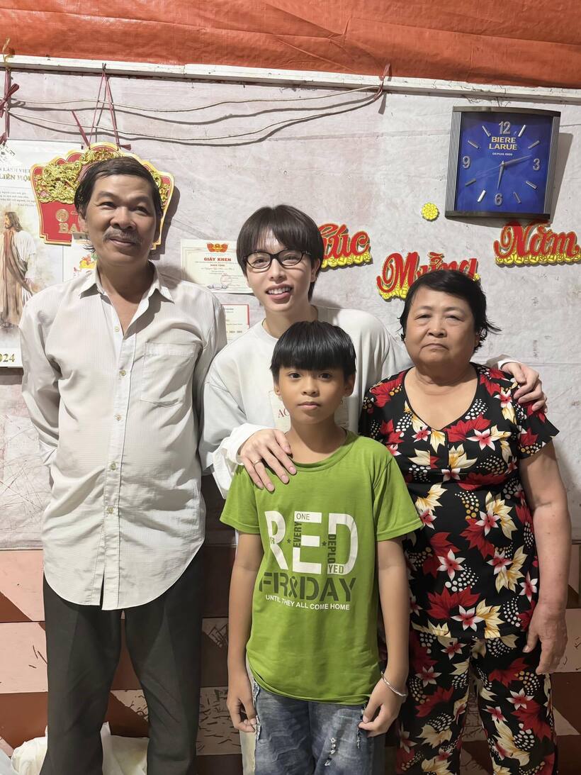 Ca sĩ Đức Phúc chụp ảnh cùng gia đình ông Nguyễn Văn Sơn.