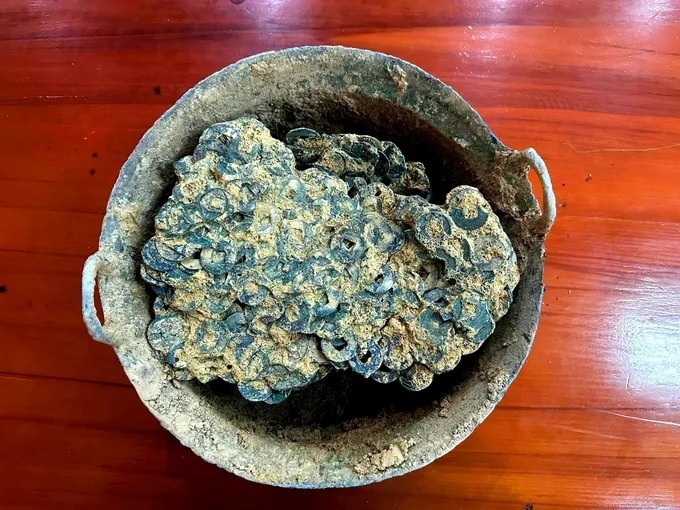 Một phần tiền cổ được phát hiện tại xã Sơn Kim 2. Ảnh: Sài Gòn Giải Phóng