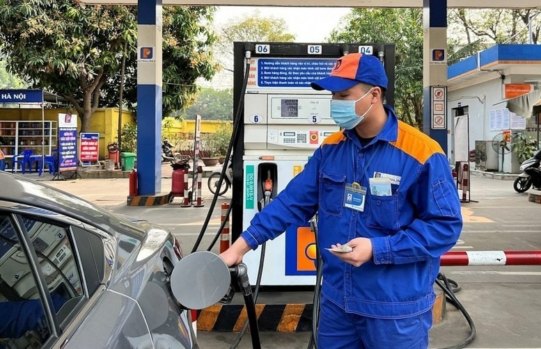 Giá xăng dầu tiếp tục giảm từ 15h chiều nay (25/12). (Ảnh minh họa: VGP)