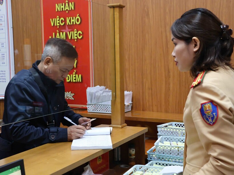 Người dân đến làm thủ tục đổi GPLX quốc tế, GPLX mô tô.