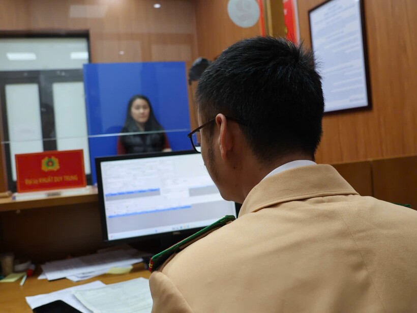 CSGT chụp hình làm thủ tục đổi GPLX.