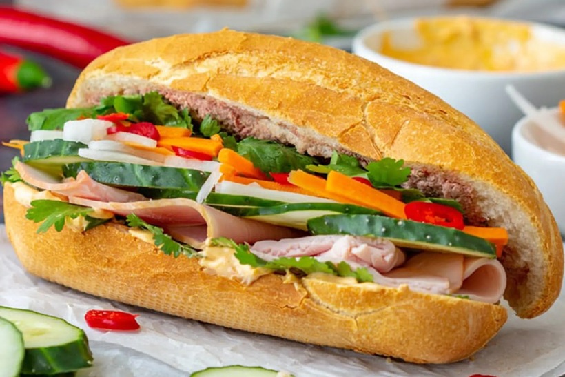 Các vụ ngộ độc bánh mì liên tiếp cho thấy nguy cơ mất an toàn thực phẩm đối với thức ăn đường phố, đặc biệt là các món tiện lợi.