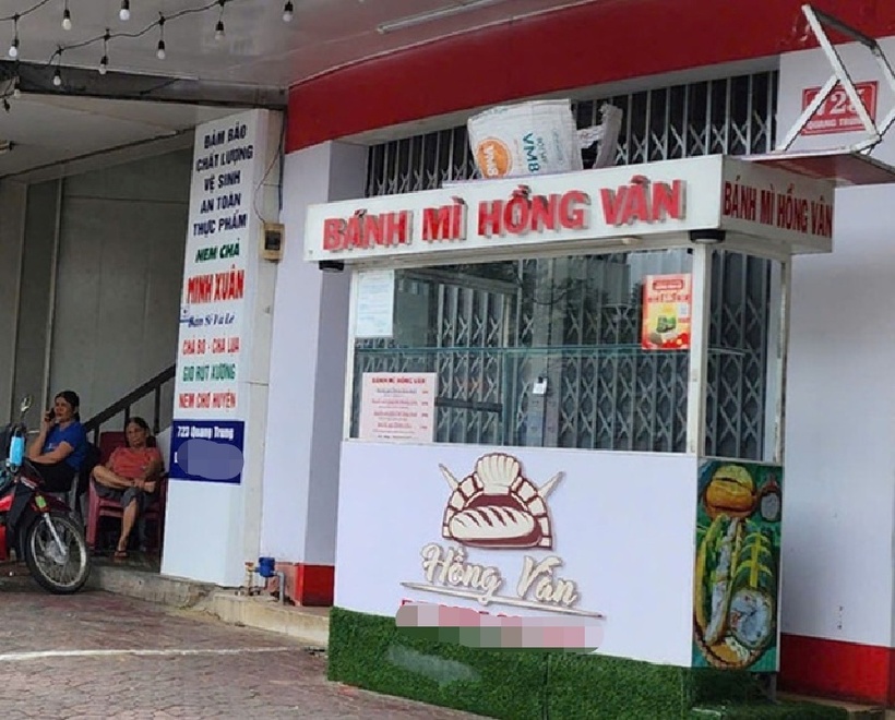 Nhiều ca cấp cứu nghi ngộ độc thực phẩm sau khi ăn bánh mì mua của chuỗi tiệm bánh mì và nem chả Hồng Vân. Ảnh: VTC News.