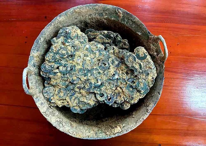 Số tiền cổ được phát hiện tại xã Sơn Kim 2, tỉnh Hà Tĩnh. (Ảnh: Lao động)