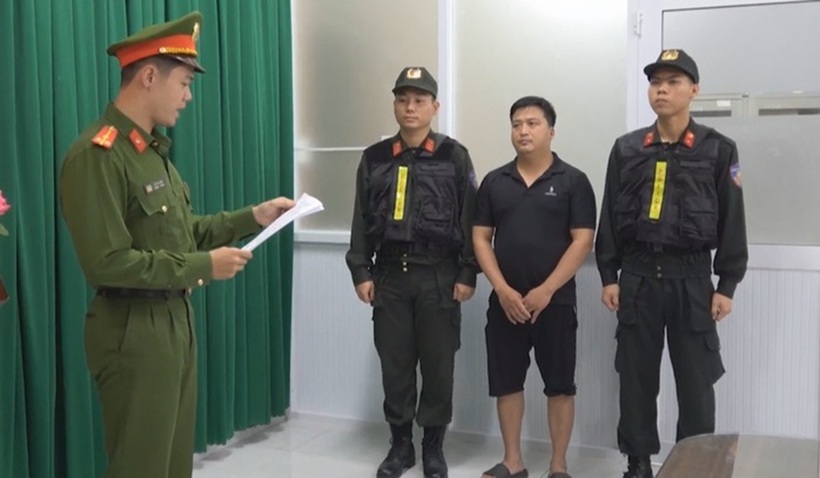 Công an TPHCM đọc lệnh bắt Lê Quang Quyết. Ảnh: Người lao động