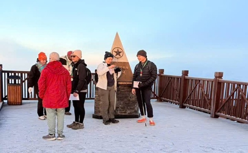 Du khách thích thú trải nghiệm băng tuyết trên đỉnh Fansipan. (Ảnh: Sun Group)
