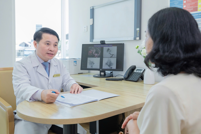 Hình ảnh TS.BS Tôn Thất Trí Dũng ân cần thăm khám cho bệnh nhân.