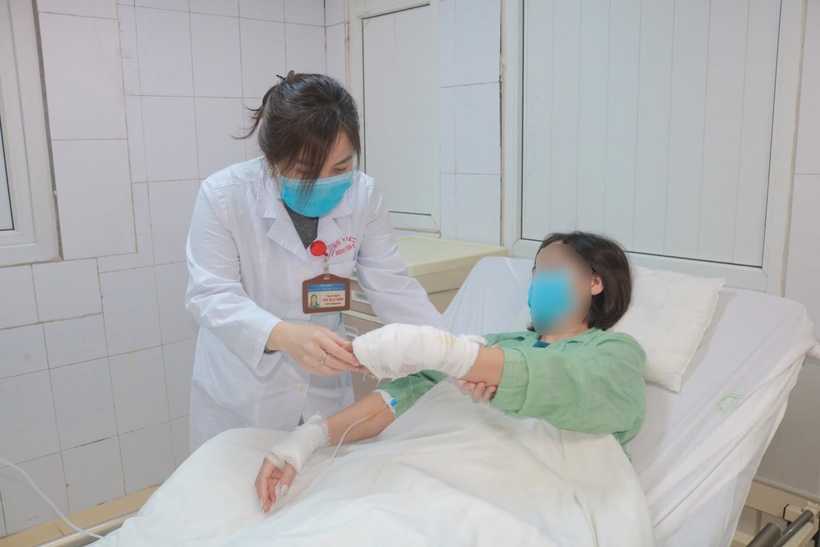 Người bệnh được xử trí làm sạch tổn thương, bôi thuốc đặc trị bỏng, sử dụng thuốc kháng sinh, giảm đau và băng bó bằng gạc ẩm…