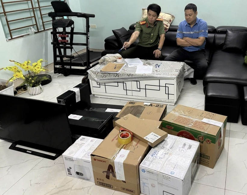 Cơ quan Công an tiến hành khám xét, thu giữ vật chứng. Ảnh: Công an Hưng Yên