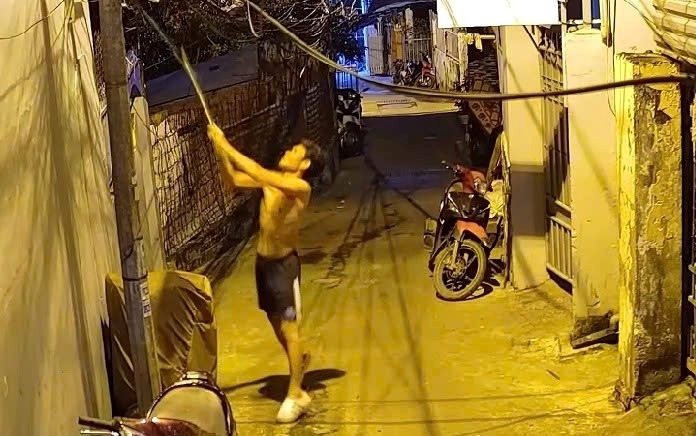 Nguyễn Văn Tân dùng gậy đập phá camera an ninh do công an lắp đặt. Ảnh:  VTC News