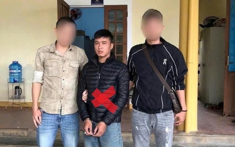 Đối tượng Phạm Hòa Đạt (giữa) bị bắt giữ. Ảnh: Lao động