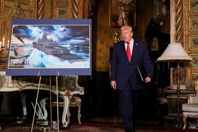 Tổng thống Donald Trump công bố hình ảnh lớp tàu mang tên ông tại buổi họp báo. Ảnh: Reuters