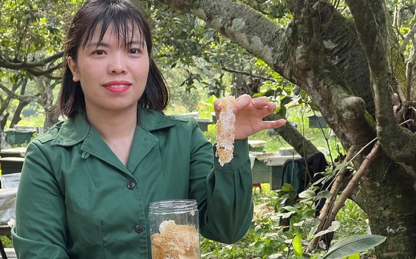 Chị Phạm Hồng Oanh với sản phẩm sáp ong tươi vừa khai thác. Ảnh: Phụ nữ Việt Nam