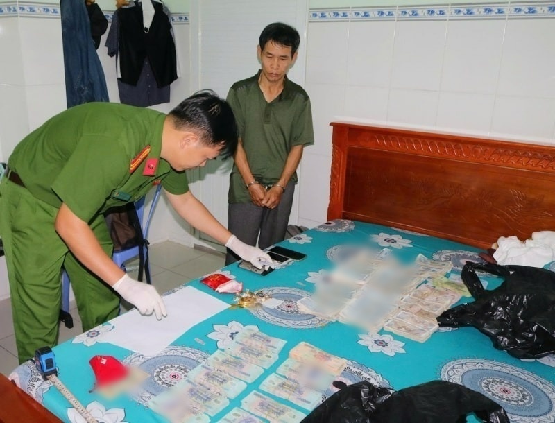 Đỗ Đình Mai đã lấy trộm nhiều xấp tiền 500.000 đồng, các loại tiền mệnh giá khác cùng nhiều vàng nữ trang, sau đó tẩu thoát bằng lối đi trước đó đã đột nhập vào. (Ảnh: Báo Lâm Đồng)