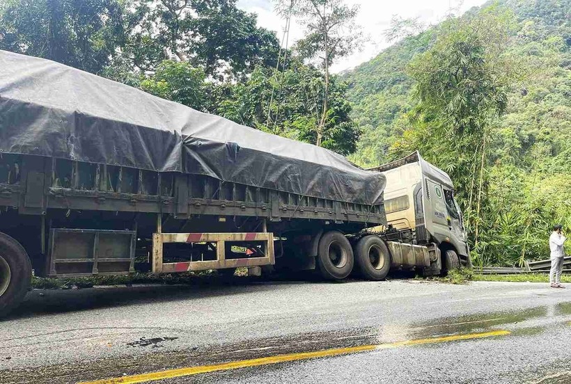 Sau đó xe đầu kéo tiếp tục trượt dài, va chạm với xe bồn chở bê tông của Công ty Khoáng sản - Vật liệu xây dựng Lâm Đồng (LBM) và một xe máy đang leo đèo theo chiều ngược lại.