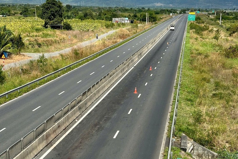 Hiện trường đoạn cao tốc nơi phát hiện cánh tay người cùng vệt máu kéo dài. Ảnh: Báo Lâm Đồng