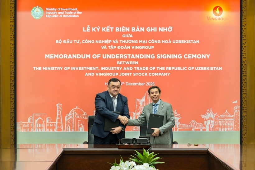 Ông Kasimov Ilzat Ablaxatovich, Thứ trưởng bộ Đầu tư, Công nghiệp và Thương mại Uzbekistan (bên trái) và Ông Nguyễn Việt Quang, Phó Chủ tịch kiêm Tổng Giám đốc Tập đoàn Vingroup (bên phải) tại buổi ký kết biên bản ghi nhớ hợp tác.