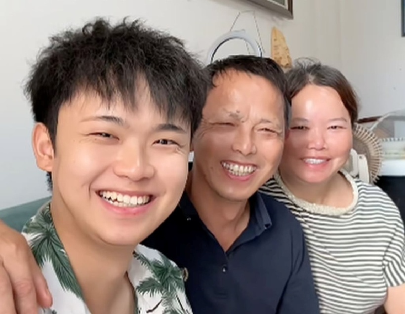 Peng cùng cha mẹ ruột. Ảnh: Douyin.