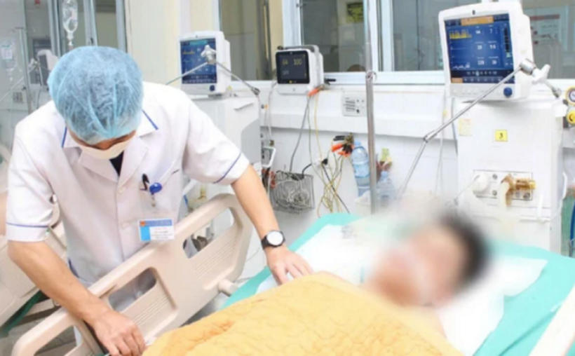 Bệnh nhân được bác sĩ theo dõi. Ảnh: VietNamNet.