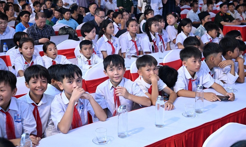 Các em học sinh dự lễ khởi công Trường nội trú liên cấp tiểu học, THCS Bát Mọt (tỉnh Thanh Hóa) hồi tháng 10/2025. Ảnh: VTC News