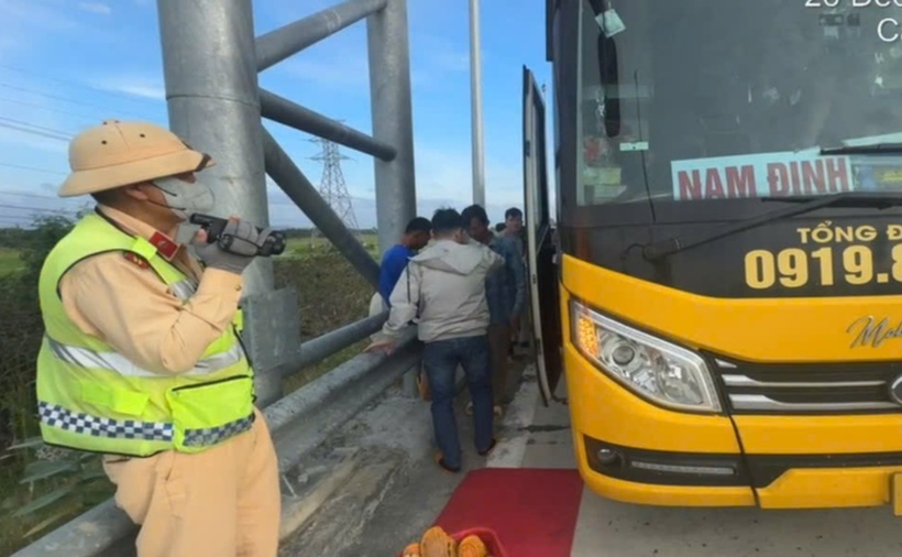 CSGT kiểm tra số hành khách trên ô tô. (Ảnh: VietnamNet)