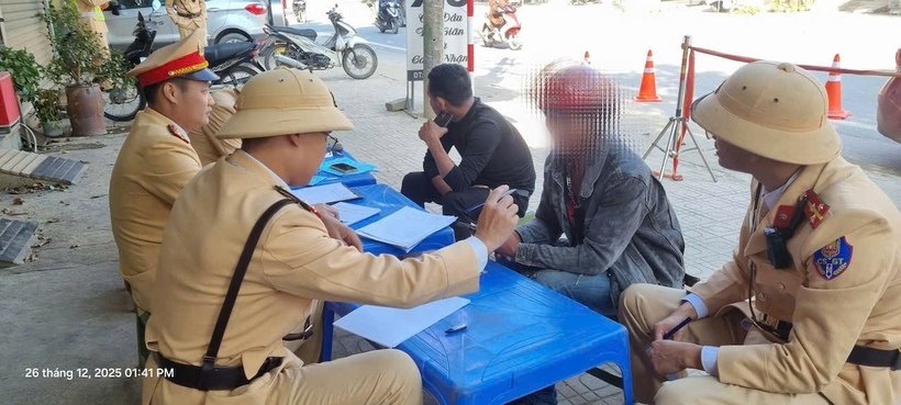 CSGT làm việc với tài xế vi phạm. Ảnh CACC