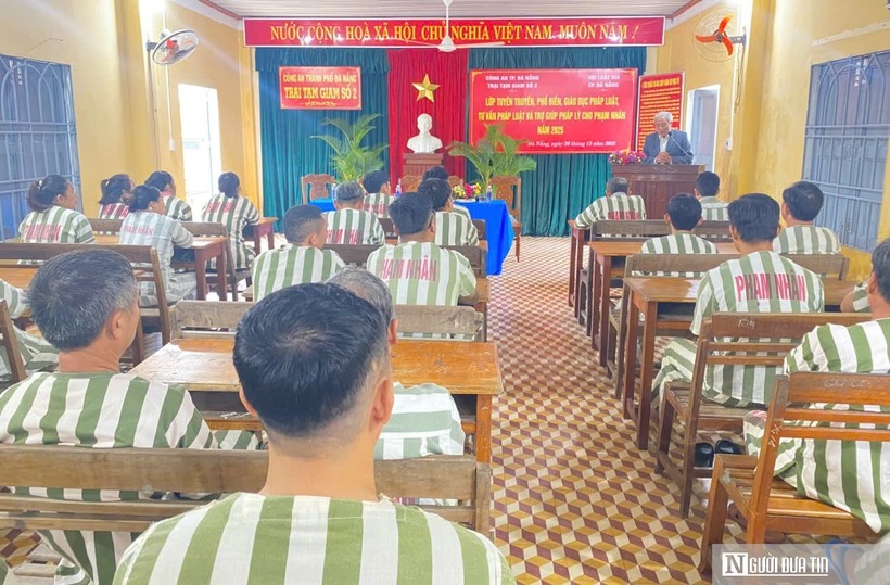 Các phạm nhân chăm chú lắng nghe trong Lớp phổ biến pháp luật tại Trại tạm giam số 2, Công an Tp.Đà Nẵng.