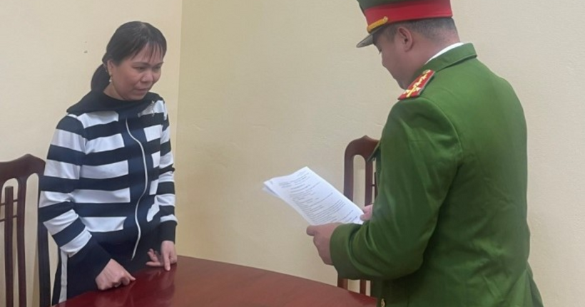 Công an phường Trần Lãm công bố Quyết định khởi tố vụ án, khởi tố bị can đối với đối tượng cho vay lãi nặng trong giao dịch dân sự. (Ảnh: Công an tỉnh Hưng Yên)