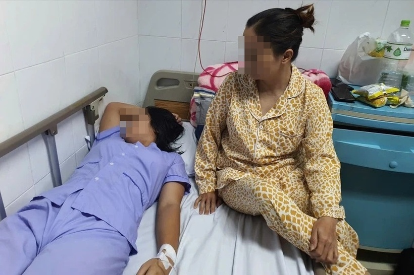 Sức khỏe của nữ sinh đang dần ổn định, song tinh thần vẫn còn hoảng loạn, sợ gặp người lạ. Ảnh: PLO.