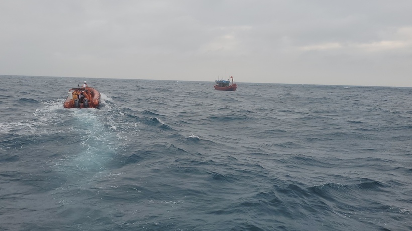 Lực lượng cứu nạn hàng hải tiếp cận thuyền viên gặp nạn