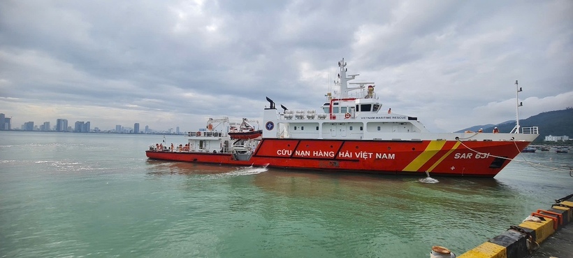 Tàu SAR 631 đưa nạn nhân về bờ