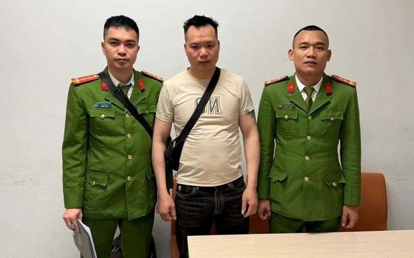 Công an tiếp nhận Lê Văn Hùng ra đầu thú. Ảnh: Pháp luật TP.HCM