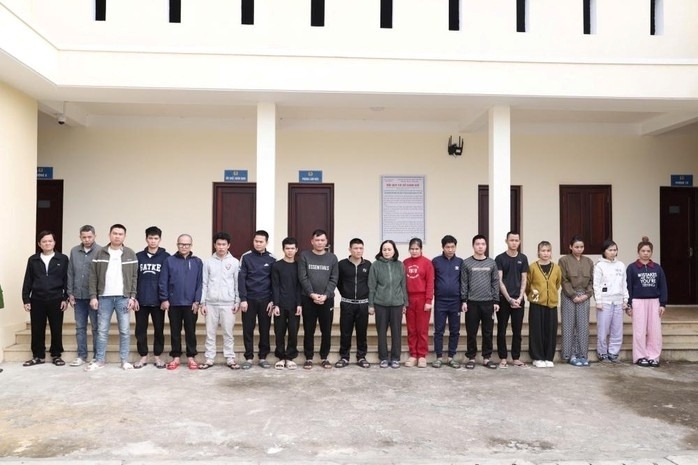 Các đối tượng trong đường dây lừa đảo xuyên quốc gia bị bắt giữ. Ảnh: Người lao động