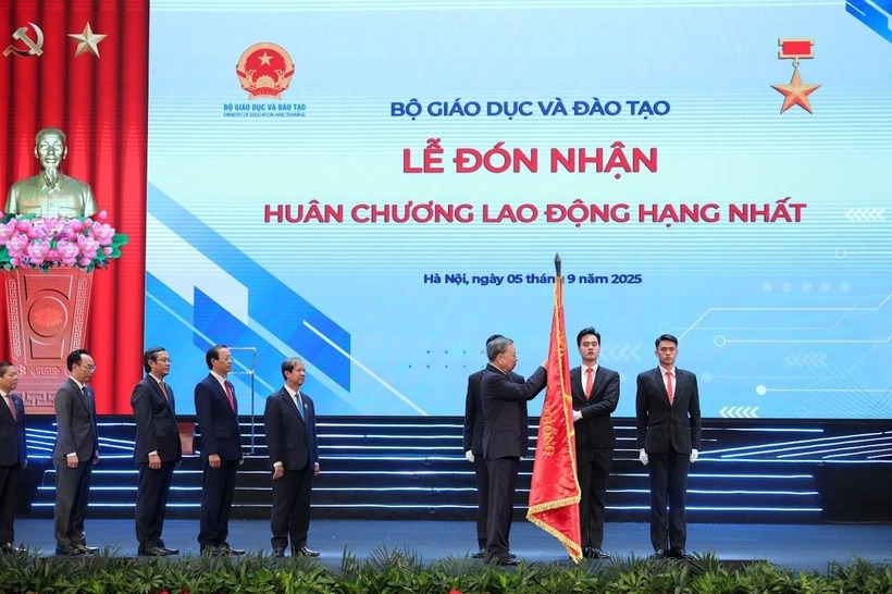 Tổng Bí thư Tô Lâm trao tặng Huân chương Lao động hạng Nhất cho Bộ GD&ĐT. Ảnh: Báo Tin tức