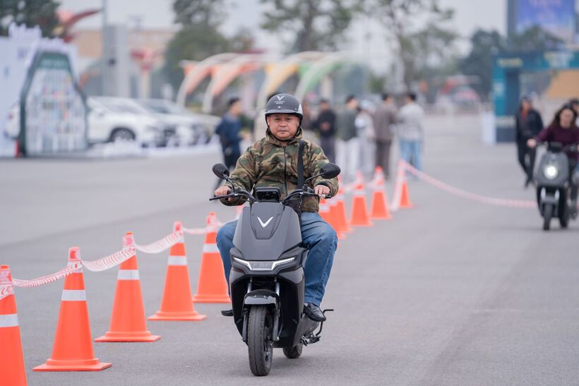 Nhiều khách hàng ấn tượng với khả năng tăng tốc của xe máy điện VinFast.