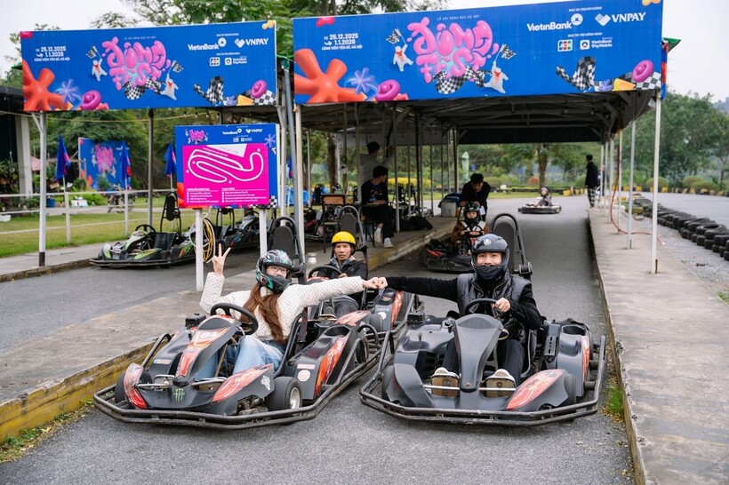 Đường đua Go-kart là một trong những điểm nhấn thu hút đông đảo người dân tham gia