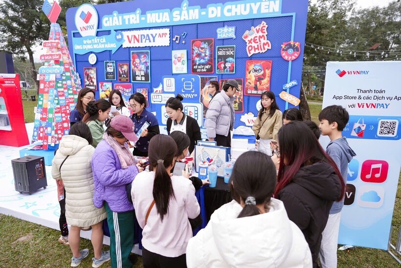 Khu vực booth của các nhà tài trợ thu hút đông đảo người tham dự